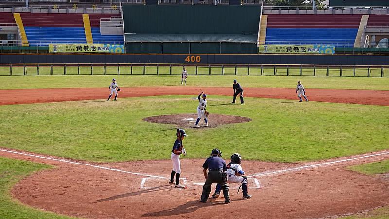 球員在場上拼搏展現運動熱情