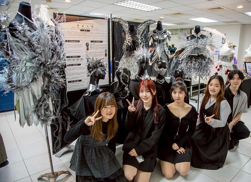 嘉藥粧品系學生畢業成果展運用3D列印技術製作出鎧甲等服裝造型所需元素。