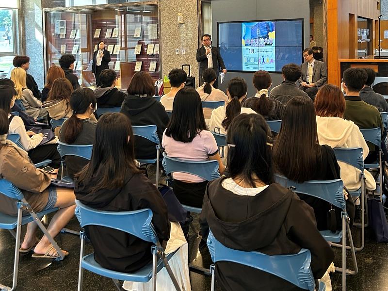 南臺科大舉辦「2025日本就業展」；日本村有限公司（LICENSE ACADEMY）國際企劃室金敷雄二室長致詞感謝應日系鼎力協助，共同為學生搭建赴日圓夢橋樑。