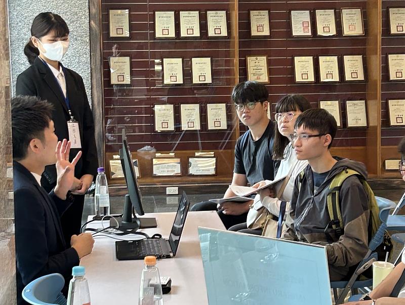 「2025日本就業展」現場互動熱絡，南臺科大學生把握良機，專注聆聽日系企業代表的職缺解說與第一手職場建議。