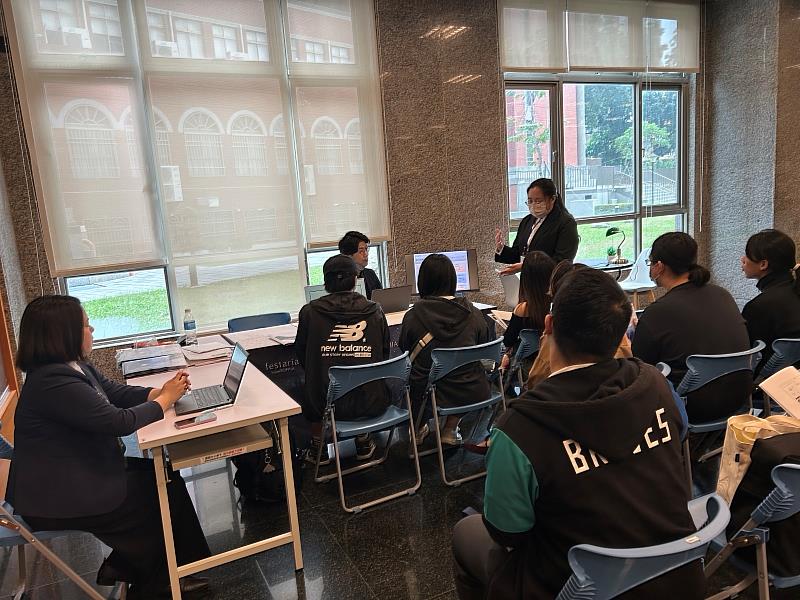 發揮語言專長！南臺科大應日系學生於現場擔任日企口譯，協助溝通並傳遞職缺資訊，充分展現扎實的日語實作能力。