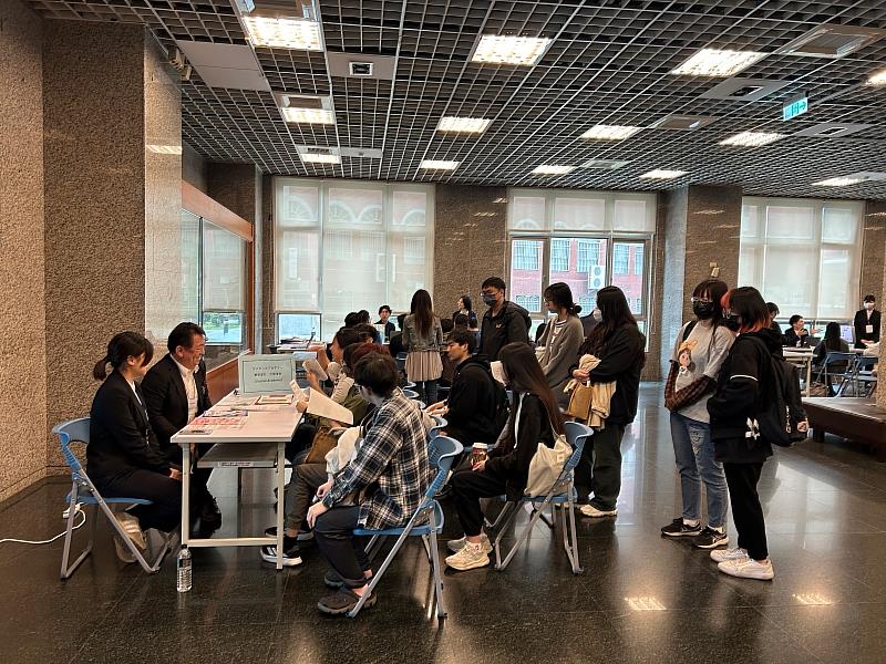 學子參與熱烈！南臺科大學生踴躍出席聽取日系企業說明，並針對職缺細節積極諮詢，展現接軌國際職場的高度熱忱。