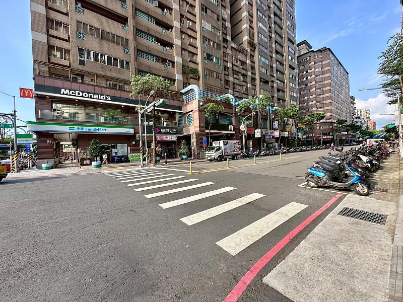 新海商圈為板橋早期開發區之一,因各項機能良好又被稱為「幸福商圈」,該區房價也相對親民。