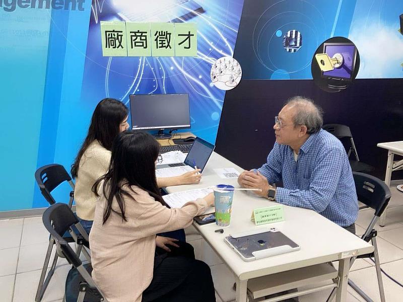 中彰投分署安排就業媒合協助身障學員（右）銜接職場。