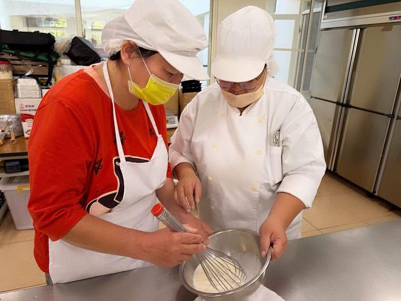 助教即時協助身障學員（左）學習烘焙技巧。