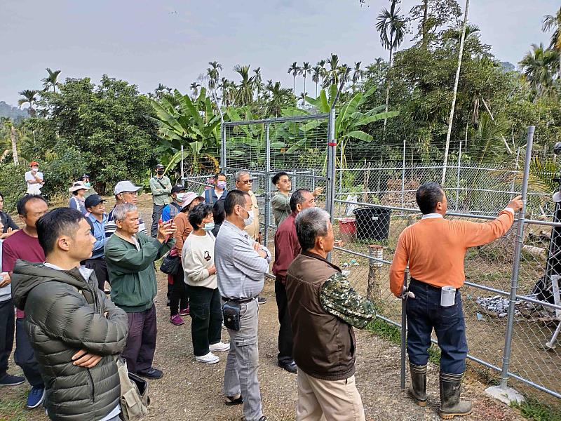 電圍網上層設置3層以上高電壓低電流的電牧導線防治獼猴危害農作，下層底座及縫隙加固防範山豬入侵。