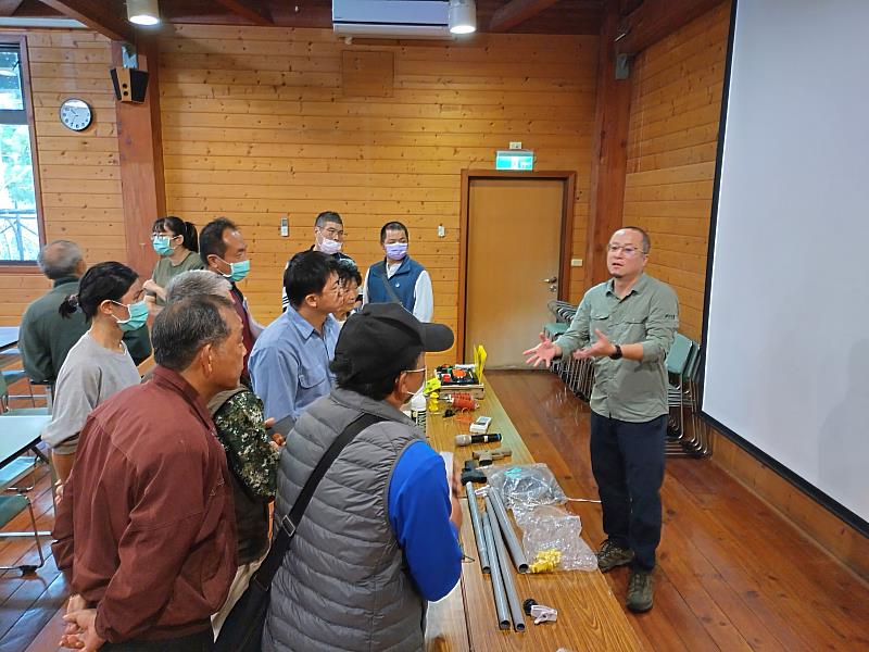 輔導團隊向農友說明最新野生動物危害防治措施。