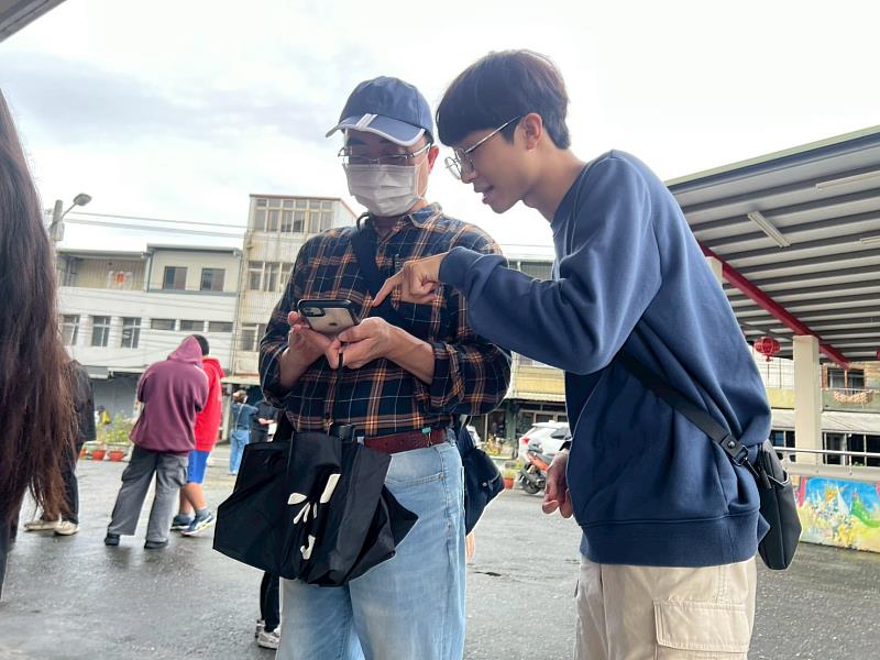 引導民眾玩實境解謎遊戲。