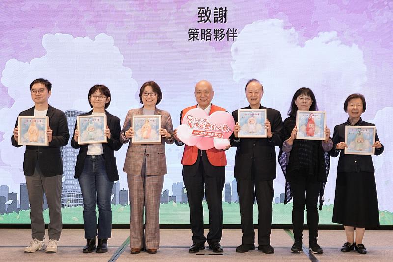 策略夥伴合影，左起為公益傳播基金會執行長唐平榮、中華電信基金會經理張嘉芳、台灣尤努斯基金會董事長蔡慧玲、台新銀行公益慈善基金會執行董事鄭家鐘、台北艋舺龍山寺董事長黃書瑋、台新銀行公益慈善基金會執行長郝名媛、老人福祉協會理事長韓春菊。（圖由台新銀行公益慈善基金會提供）