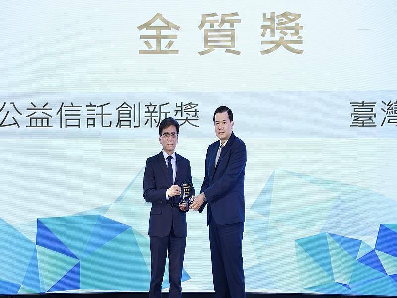 114年12月24日，臺灣銀行榮獲工商時報「2025《Trust Award》多元信託創新獎」之「最佳公益信託創新奬」金質獎肯定，由金管會主任委員彭金隆（左）頒發，臺灣銀行副總經理吳佑輝（右）代表領獎。