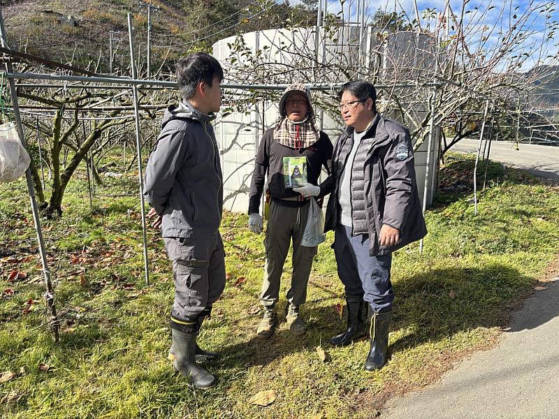 林業保育署臺中分署森林護管員於佳陽部落周邊租地拜訪,宣導果園內應妥善管理垃圾、廚餘及棄果,避免吸引黑熊靠近。
