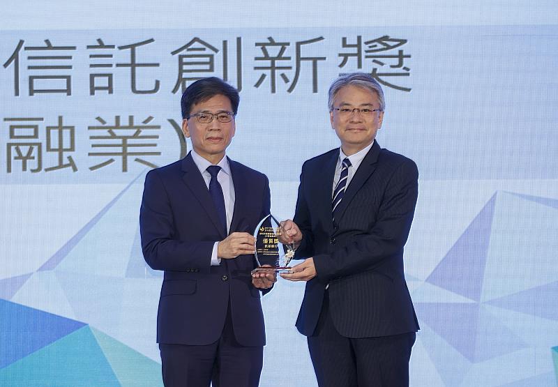 凱基銀行榮獲「最佳安養照護信託創新獎－優質獎」，由金管會主委彭金隆（左）頒獎予凱基銀行李建賢副總經理（右）。