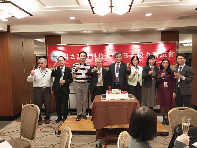 台北駐日本經濟文化辦事處教育組組長黃冠超（左2）期望高科大延伸御風輪的海洋交流資源，透過海上實習與交流活動，連結台日海事教育與產業，讓高科大的海事專業能量在國際間被看見。照片左起，高科大副校長俞克維、台北駐日本經濟文化辦事處教育組組長黃冠超、高科大副校長（第3任校長當選人）吳忠信、旅日校友黃俊銘、校長楊慶煜、副校長謝淑玲、日本事務所所長郭豔娜、旅日校友馮燕華、旅日校友林太一。