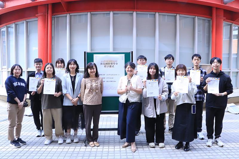 國立高雄科技大學應日系長期推動國際交流不遺餘力，深獲日本宜得利家居（NITORI）旗下的「似鳥國際獎學財團」肯定，連續5年獲得財團資助獎勵，今年獎助金額提高至100萬元。圖為系主任黃愛玲副教授（前排右3）與今年獲獎同學合影。