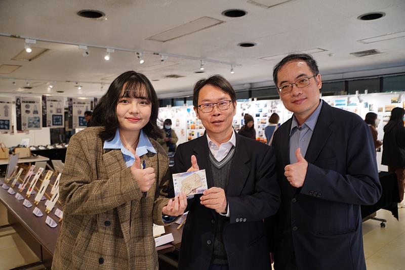 海大李明安副校長(中)稱讚本次展覽的紀念品設計。