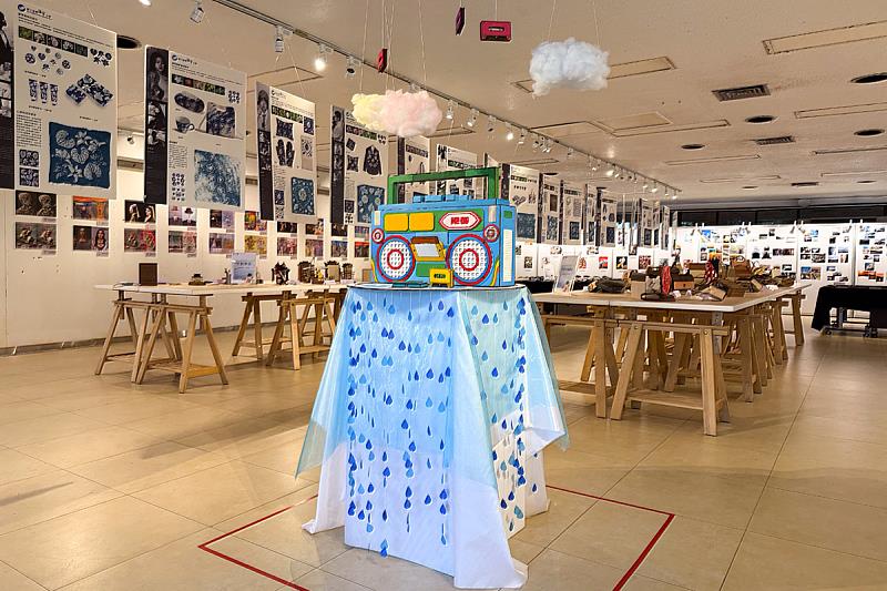 本次文創設計系期末成果展主意象作品「雨中留音」。