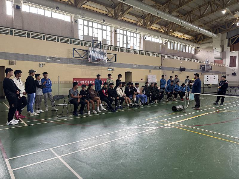 金牌教練李文田老師說明基礎技術操作技巧，循序引導學生掌握匹克球運動的核心精髓。