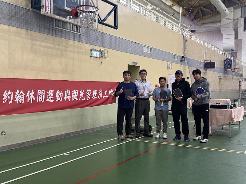 聖約翰科大師長與三重高中、三民高中帶隊教練合影。