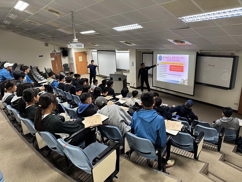 蔡文程主任向出席人員介紹聖約翰科大在匹克球教學與人才培育上的專業優勢。