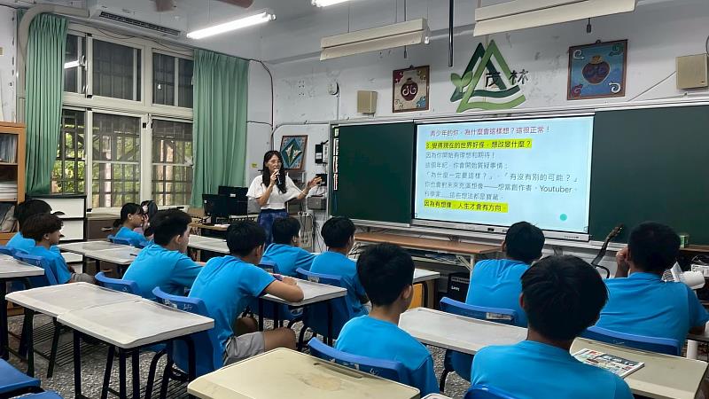 由家庭教育輔導團輔導員入校宣講,將SEL核心能力融入課程設計,引導學生認識家庭發展週期,理解不同世代在成長歷程與互動模式上的差異,培養對家人的理解、尊重與體諒。