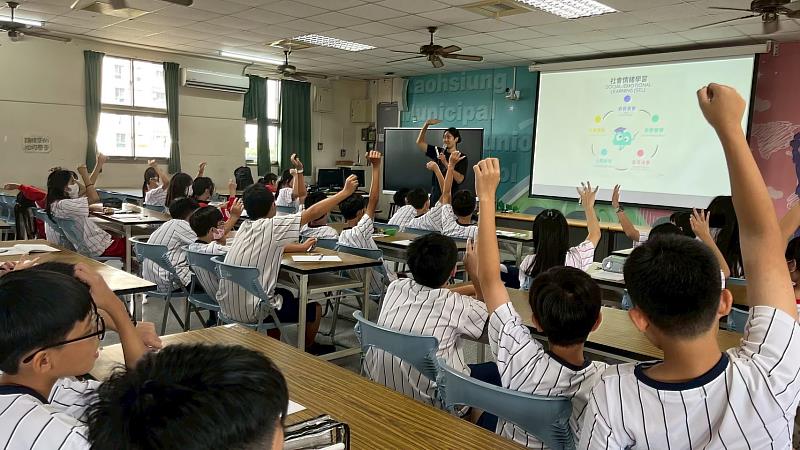 高雄市推動子職教育結合SEL學習,陪伴青少年共築尊重共好的家庭。