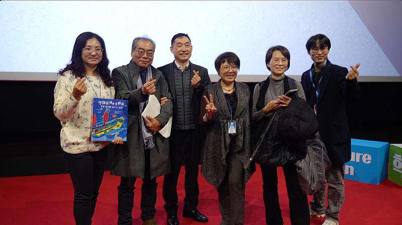 CinemaMM主席(右起)、崑大曾惠青副教授、黃良玉老師、影展主席金珉秀、主持人釜山兒童影展前主席金相和、永安圖書館蔡英惠主任於播映會合影。