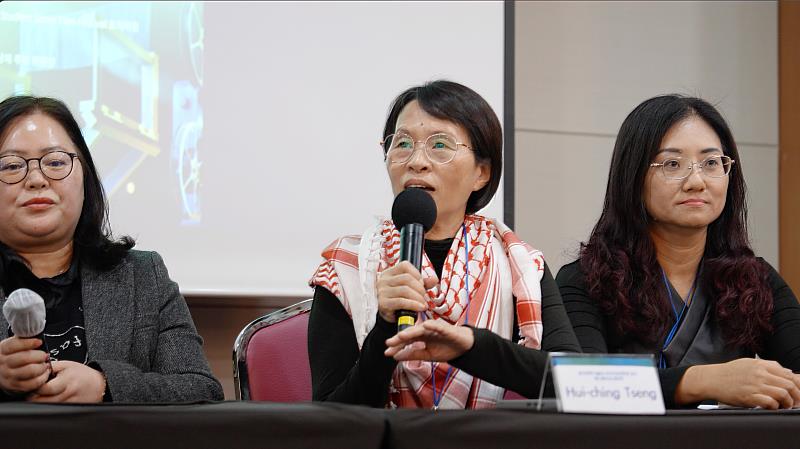 曾惠青副教授(中)於教育論壇分享前往偏鄉小學創作影像的挑戰。