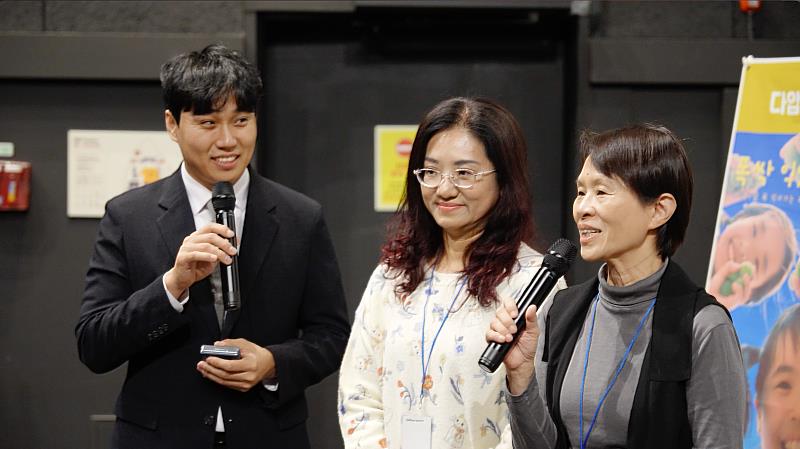 視傳系曾惠青副教授(右1)於動畫《守護藍海的王船爺》擔任導演,於影展播映會中分享創作歷程。