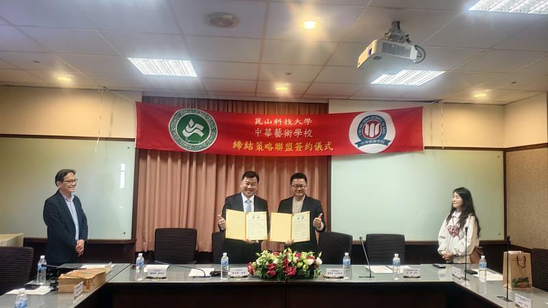 李天祥校長（左）與盧昰余代理校長（右）代表雙方簽約。