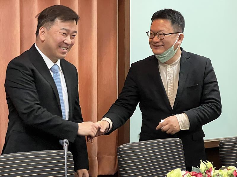 李天祥校長（左）與盧昰余代理校長（右）相談甚歡。