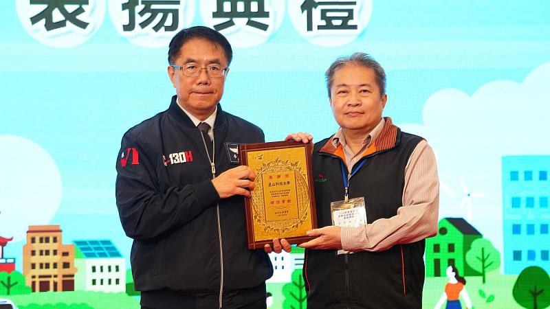 崑山科大EDC榮獲臺南市「環保貢獻獎」,台南市長黃偉哲(左)授獎予王瑋民教授(右)。