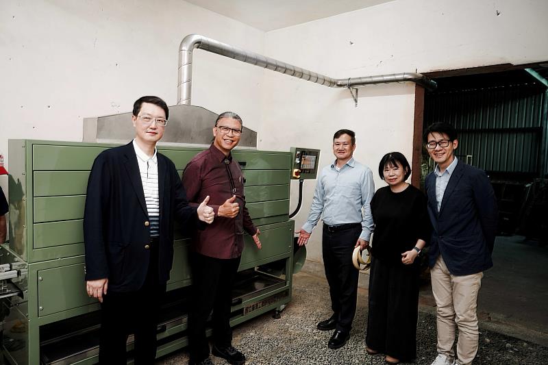 國立臺灣工藝研究發展中心陳殿禮主任與月桃設備合影。（左起：虎科大蕭教授、工藝中心陳殿禮主任、技術組蔡體智組長、蕭靜芬組員與馬勝銘組員）