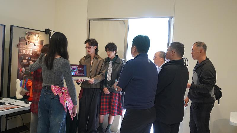 南華大學舉辦「異色盃」設計競賽，評審委員們聆聽參賽學生說明作品理念。