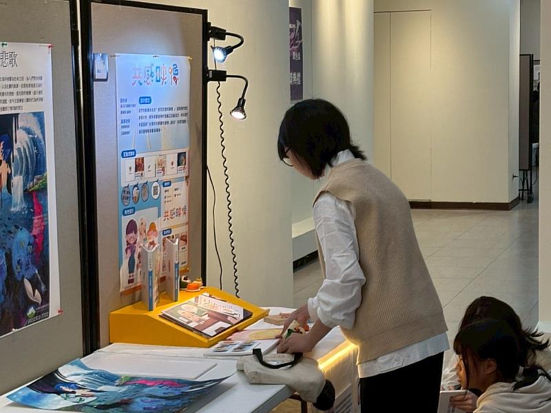 南華大學舉辦「異色盃」設計競賽，參賽學生於決賽前進行作品布置，細心呈現創作成果。