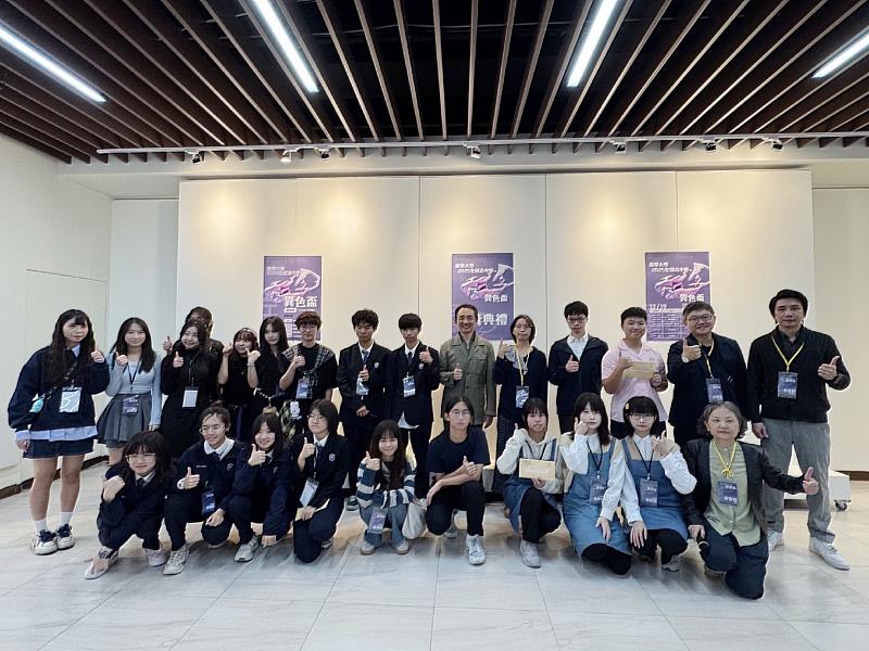 南華大學舉辦「異色盃」設計競賽，視覺傳達設計組與漫畫組得獎者與南華師長合影留念。