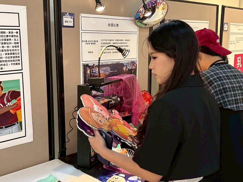 南華大學舉辦「異色盃」設計競賽，參賽學生於決賽前進行作品布置，細心呈現創作成果。