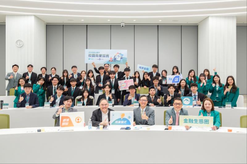 玉山銀行攜手政治大學科研產業化平台舉辦「玉山校園商業競賽」,由玉山銀行數位長唐枬(前排中)與政治大學科研產業化平台執行長丁伯康(前排左2)、金融系助理教授羅秉政(前排左)與獲獎學生們共同合影。