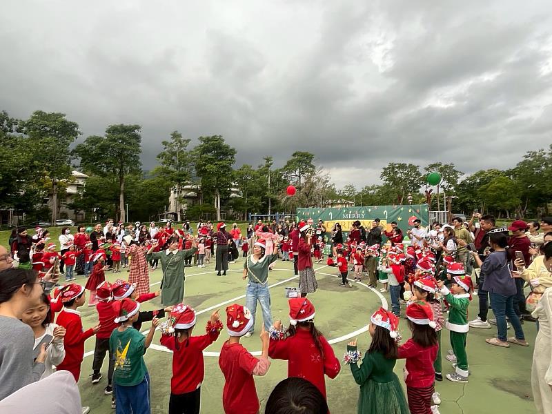 手牽手象徵圓滿的大會舞。