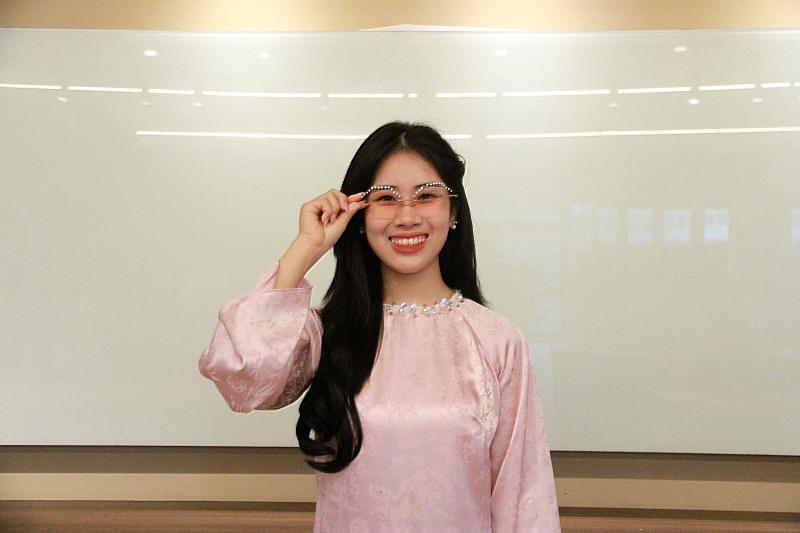 元培視光系境外學生身穿傳統服飾，配戴親自設計的眼鏡。