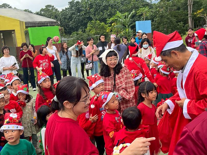 徐輝明校長裝扮成聖誕老人驚喜獻身。