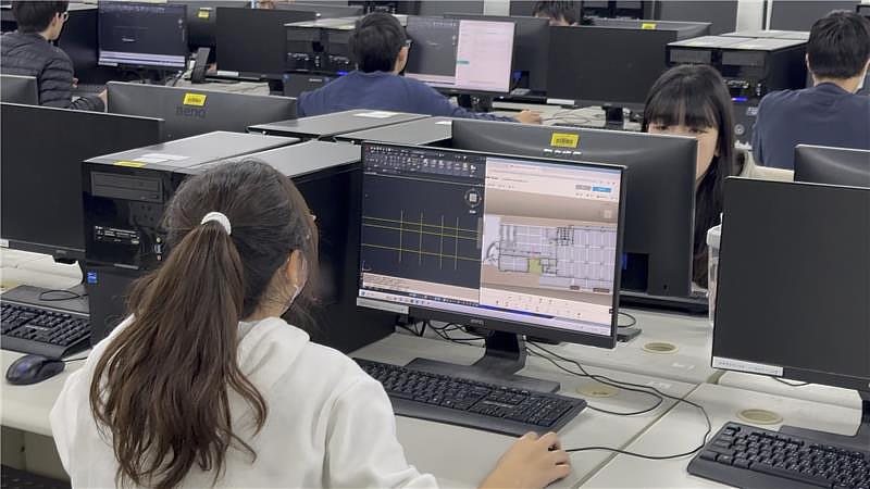 淡江土木工程學系蔡明修助理教授指導學生從VR場景中的觀察測量，繪製建築平面與剖面圖。（圖／淡江大學提供）