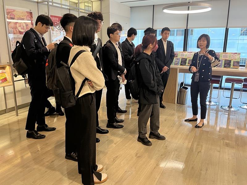 風險管理與保險學系何佳玲教授帶領學生實地參訪新光人壽總公司服務中心,了解如何應用資訊技術提供服務的實際場域,並由淡江校友、廖婉婷經理接待參觀。(圖/淡江大學提供)