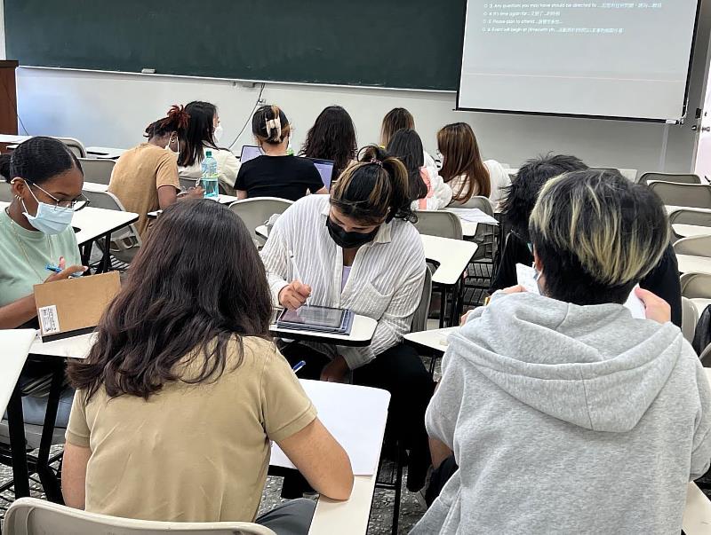 國際企業學系蔡依瑩助理教授設計拼圖式合作學習。(圖/淡江大學提供)