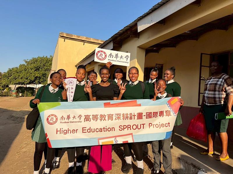 南華大學執行高等教育深耕計畫－國際專章，史瓦帝尼籍的藍安淇（前排中）回母國宣導健康衛教、性別平等及公衛疾病預防等知識。