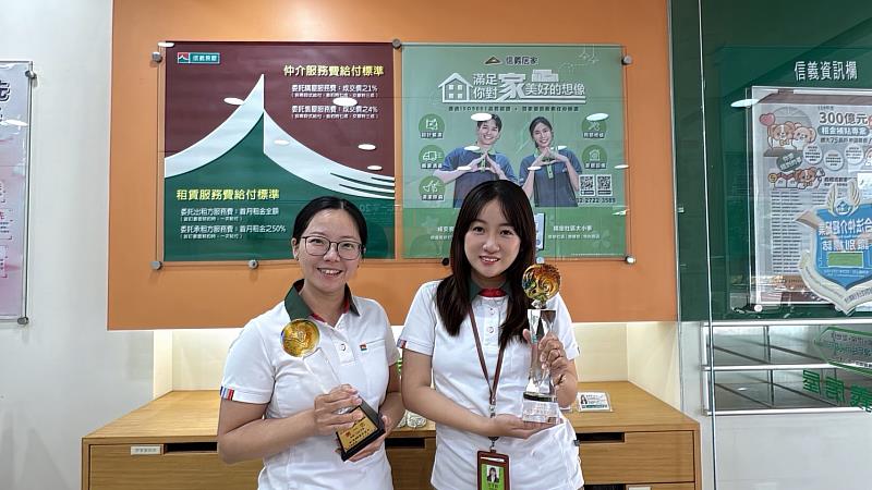 信義房屋葉怡君（左）、王子鈺獲台南市地政局優良不動產經紀人員肯定。