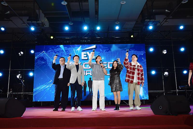 安永聯合會計師事務所傅文芳所長帶領4大服務線主管們共同上臺舉杯。