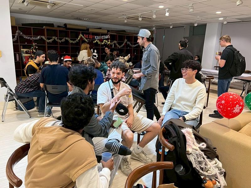 學生們一邊品嘗精緻點心，一邊輕鬆聊天、分享故事，笑聲如旋律般迴盪，溫暖了整個冬夜。