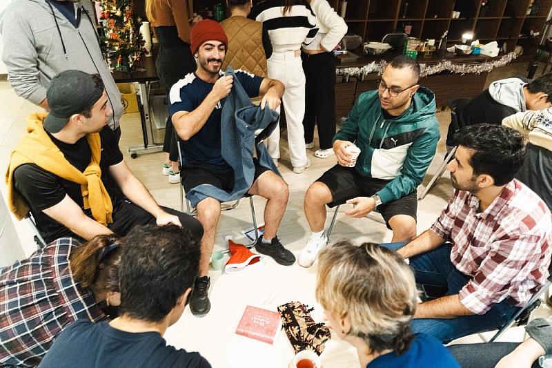 未參加交換禮物的同學，也能參與國際處準備的聖誕小遊戲，同樣沉浸在濃濃的季節氣息中。