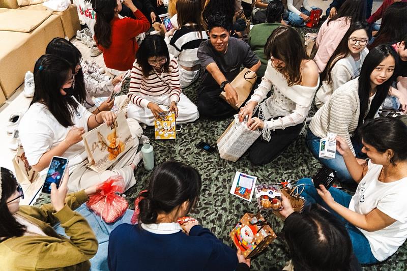 學生們拆開Secret Santa神祕禮物，驚喜與笑聲此起彼落，互動中節慶氛圍更加熱烈。