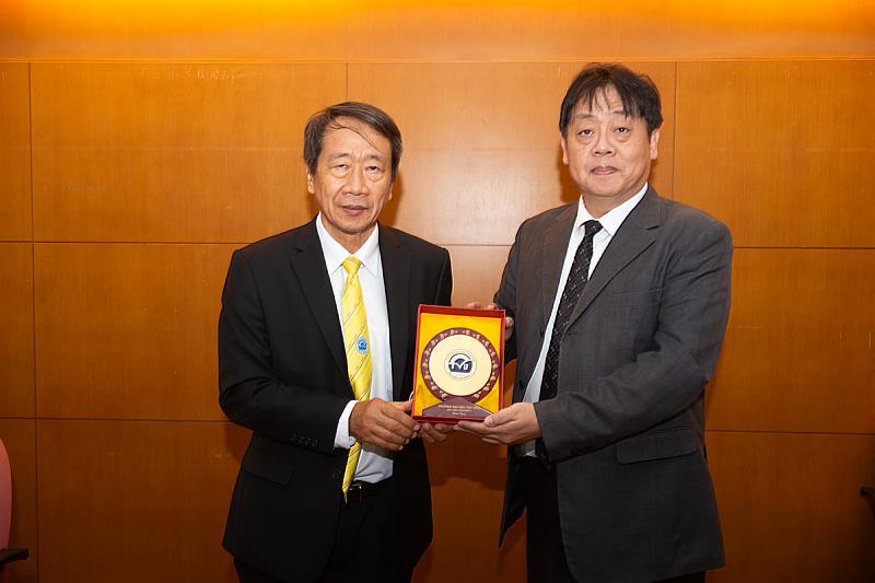 文化大學王子奇校長（右）與越南茶榮大學校務委員會主席代表（左）簽署姊妹校合作協議，象徵兩校正式攜手拓展國際學術交流。